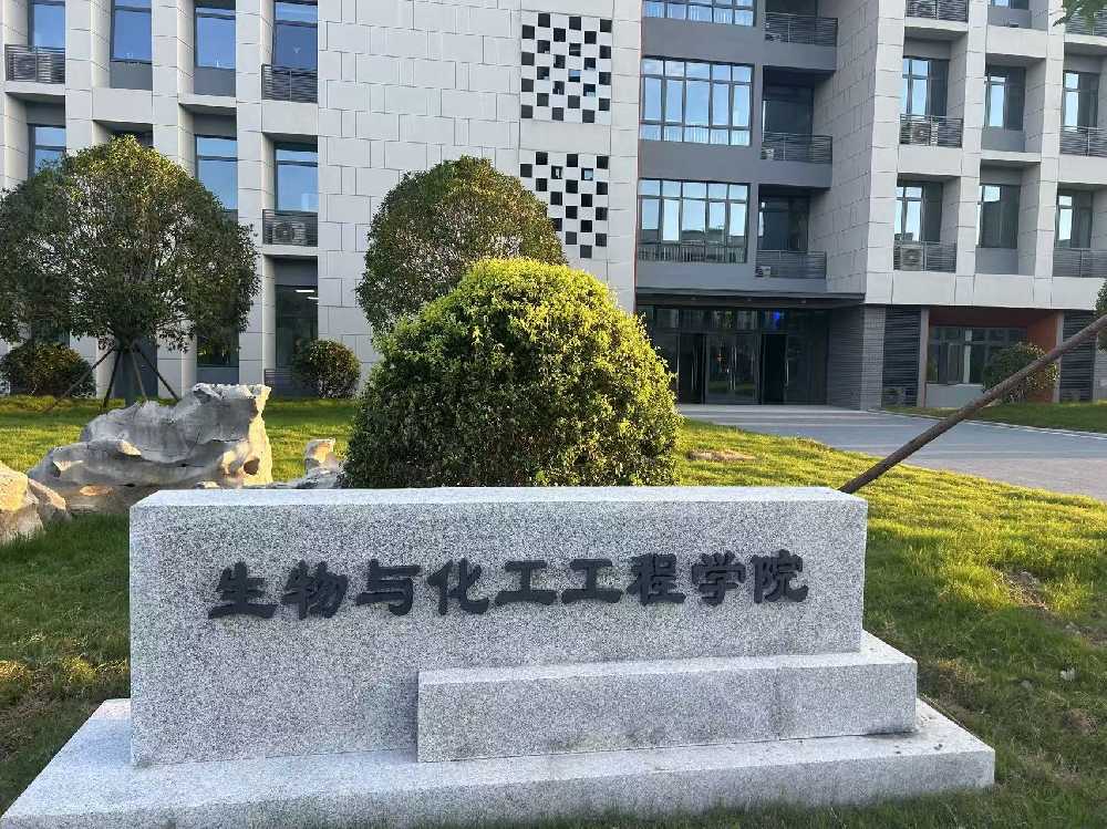 新会区扬州职业大学体育场高杆灯项目